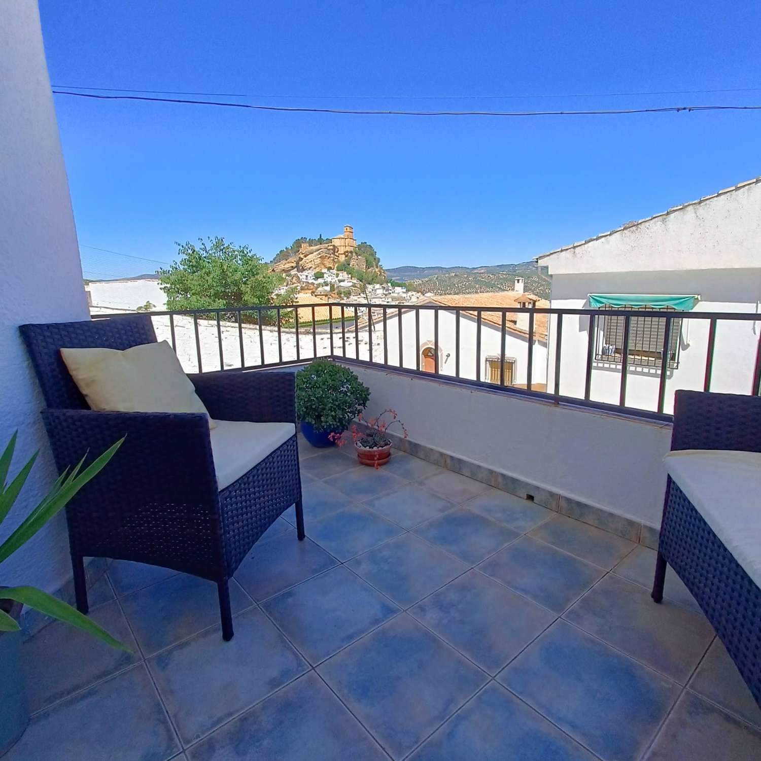 Modern townhouse with fantastic views, patio & swimming-pool