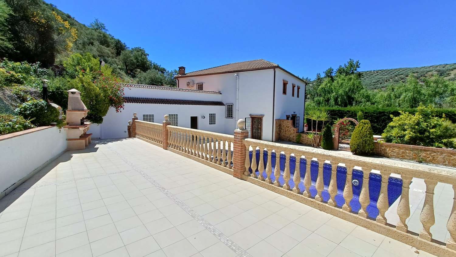 Fantastic 5 bed 5 bath country property with gardens, large pool, games pitch, nice views...