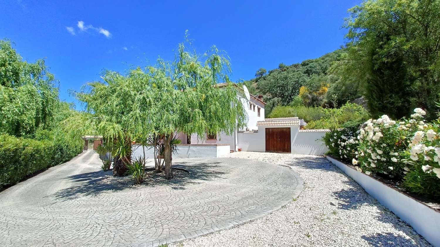 Fantastic 5 bed 5 bath country property with gardens, large pool, games pitch, nice views...