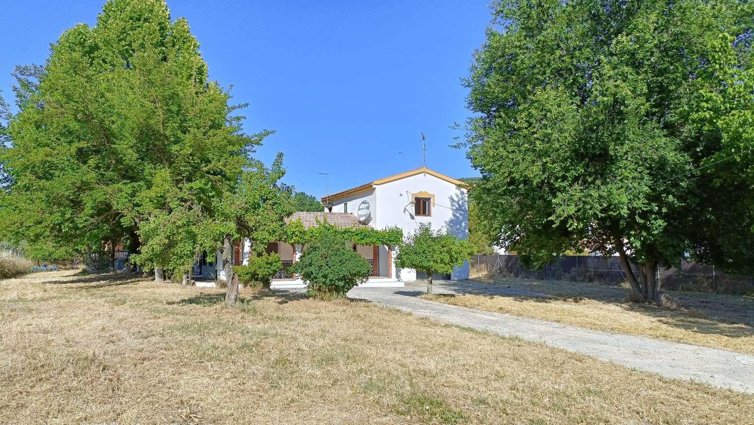 Detached country house with flat fenced land, pool, near the village