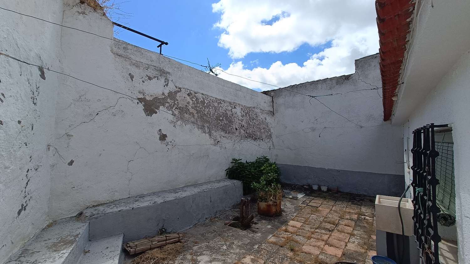 Casa típica de pueblo con patio privado y muchas posibilidades