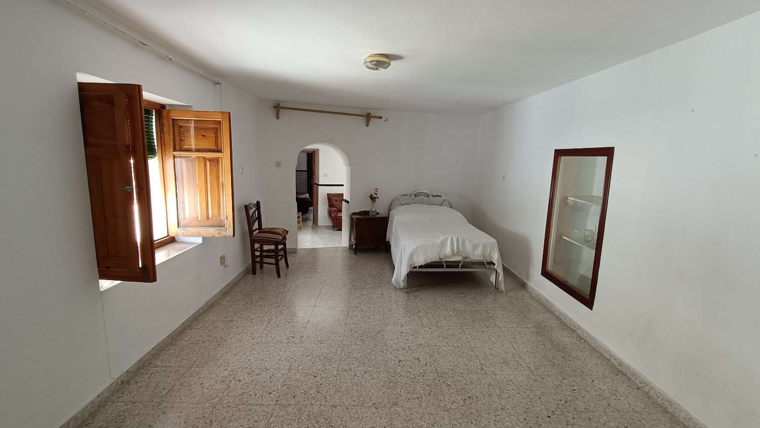 Casa típica de pueblo con patio privado y muchas posibilidades