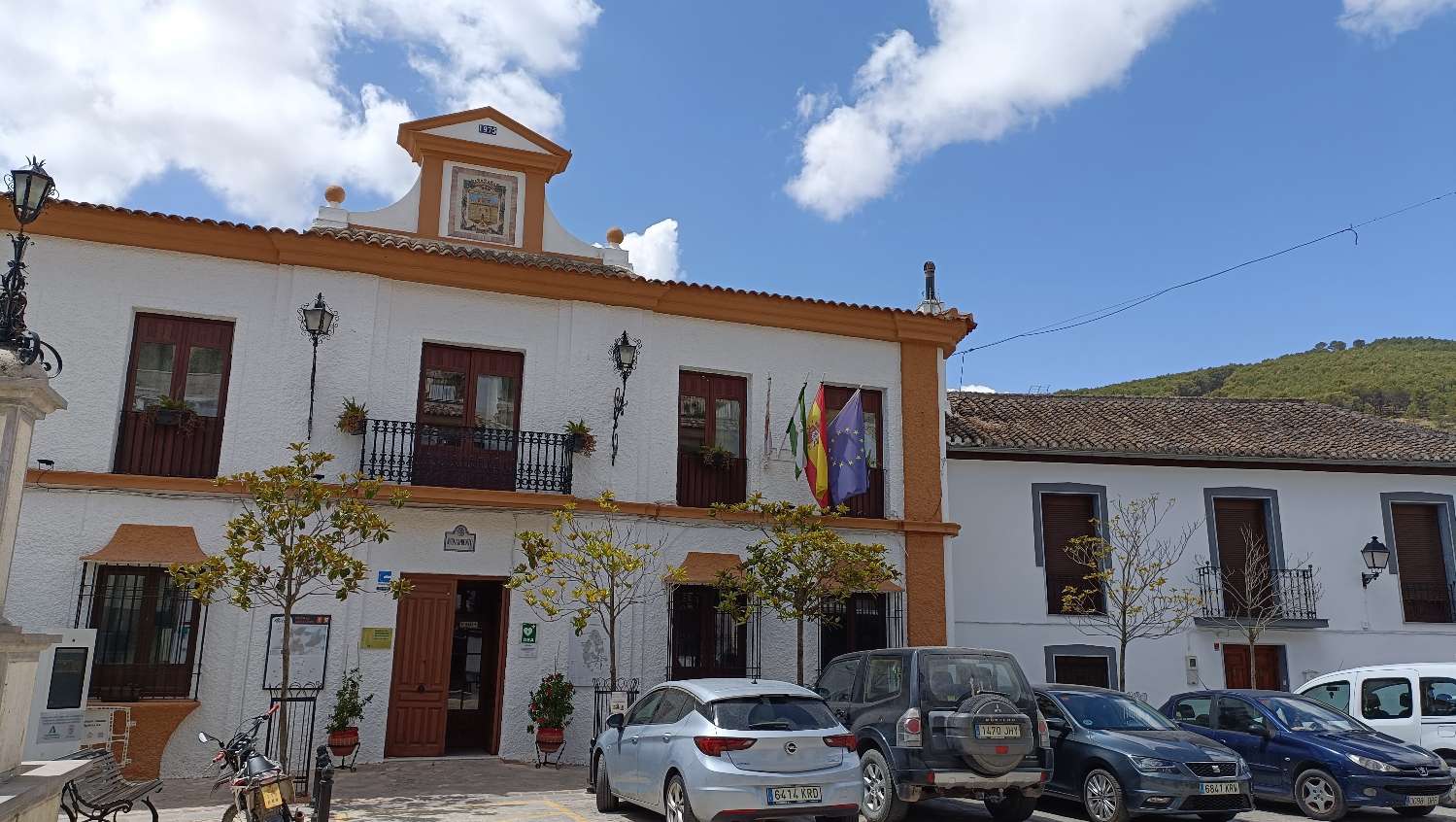 Casa típica de pueblo con patio privado y muchas posibilidades