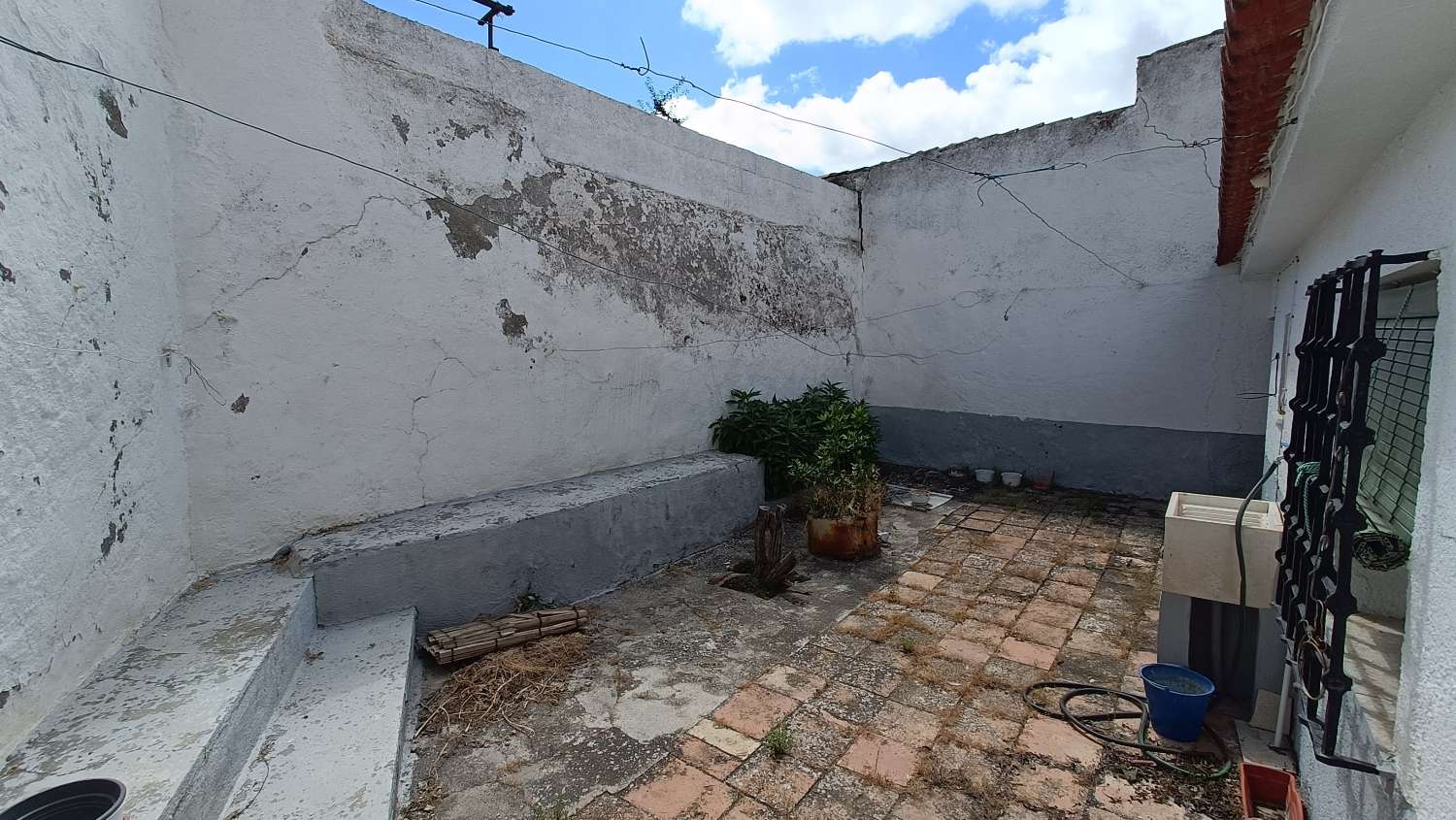 Casa típica de pueblo con patio privado y muchas posibilidades