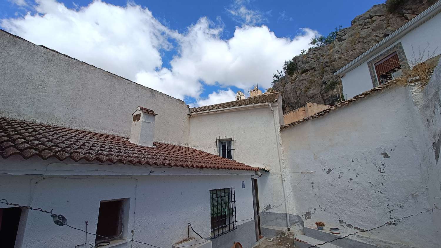 Casa típica de pueblo con patio privado y muchas posibilidades