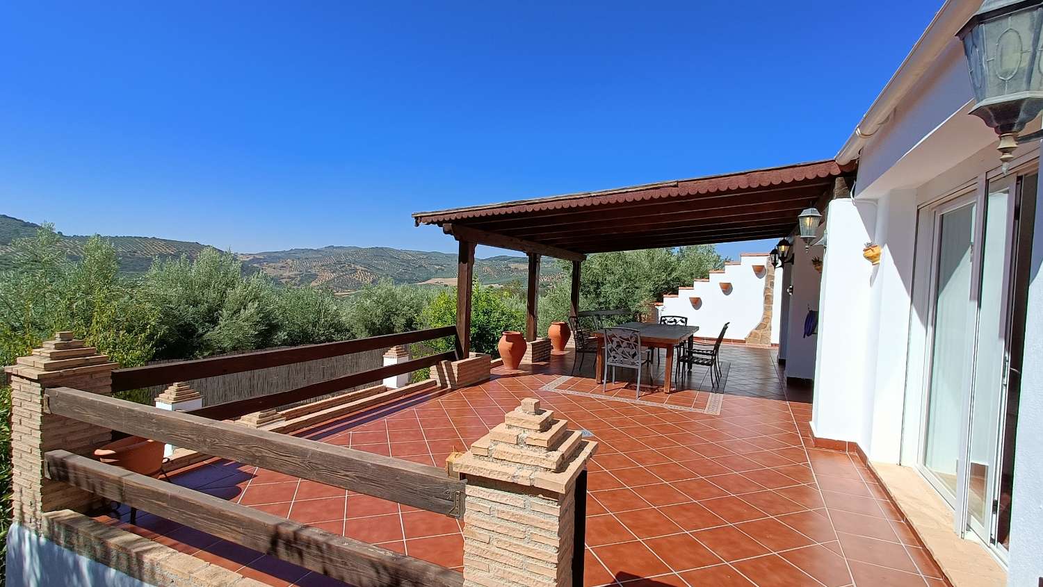 Freistehendes Landhaus mit 5 Schlafzimmern, Pool und herrlicher Aussicht