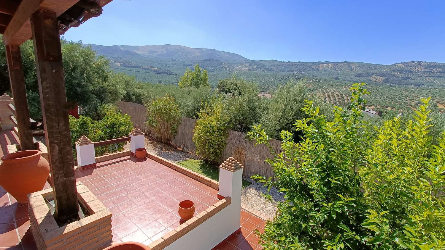 Freistehendes Landhaus mit 5 Schlafzimmern, Pool und herrlicher Aussicht