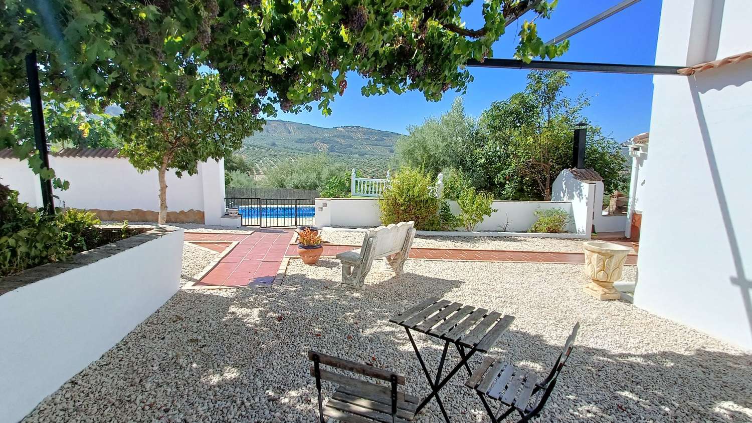 Freistehendes Landhaus mit 5 Schlafzimmern, Pool und herrlicher Aussicht