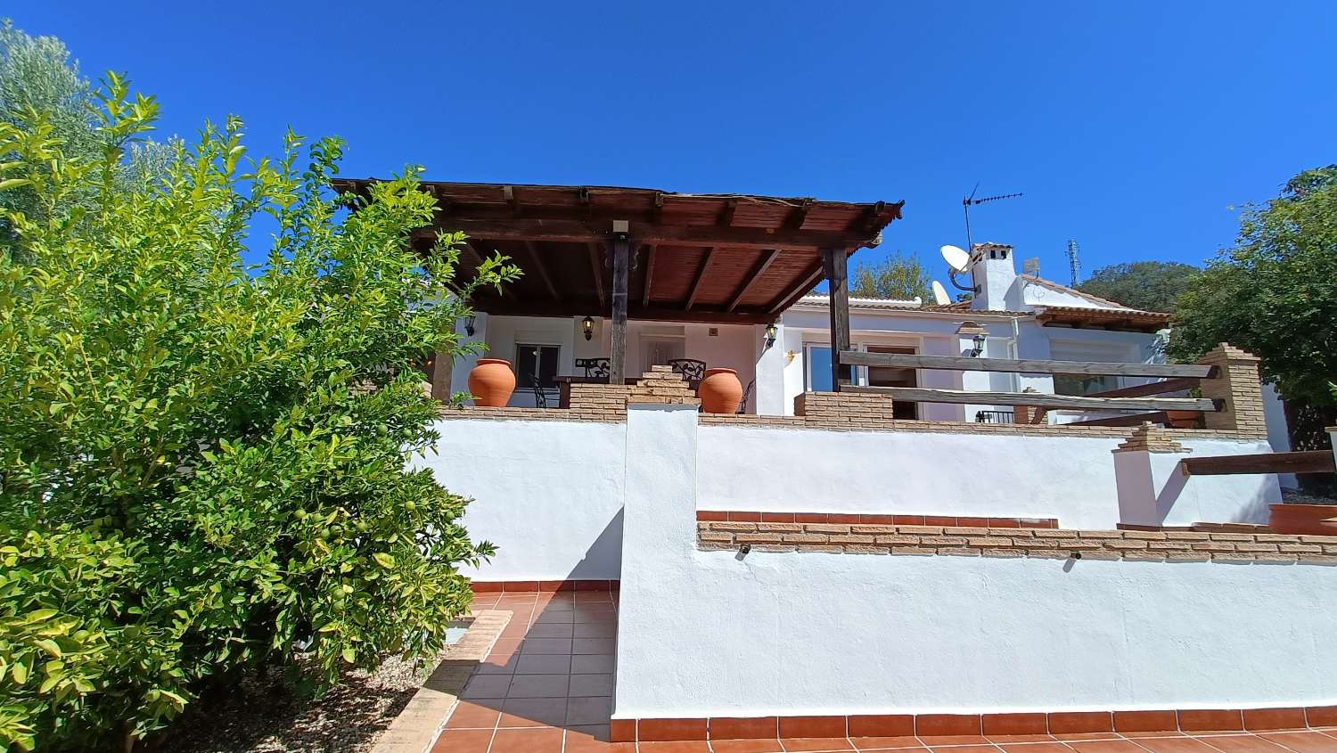 Freistehendes Landhaus mit 5 Schlafzimmern, Pool und herrlicher Aussicht