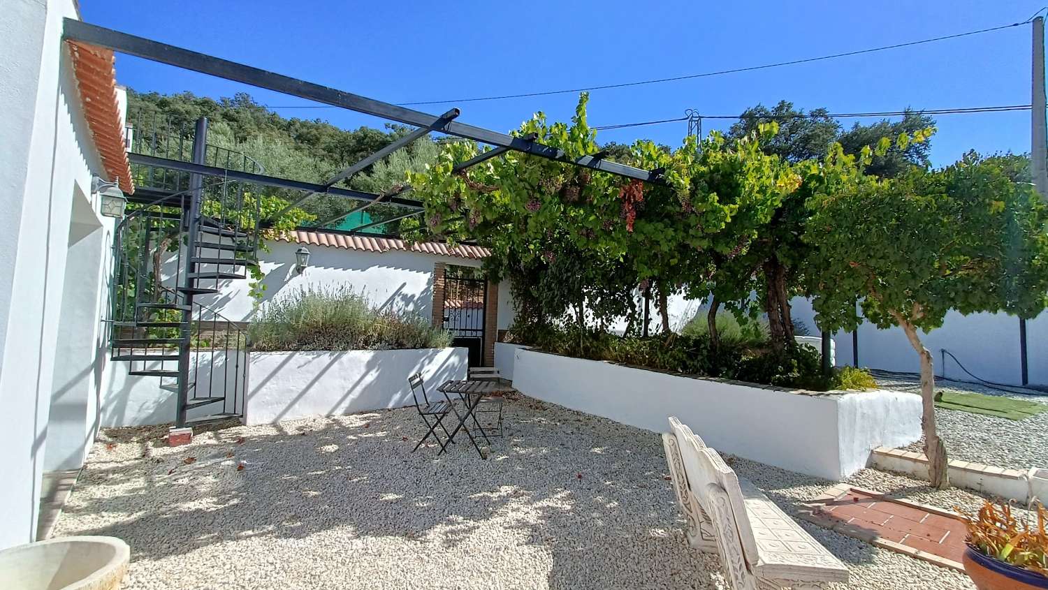 Freistehendes Landhaus mit 5 Schlafzimmern, Pool und herrlicher Aussicht