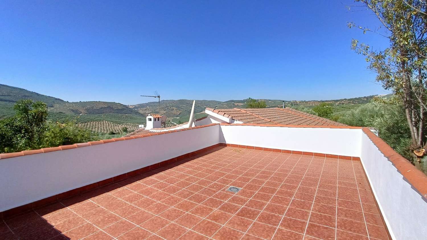 Maison de campagne individuelle de 5 chambres avec piscine et vue imprenable