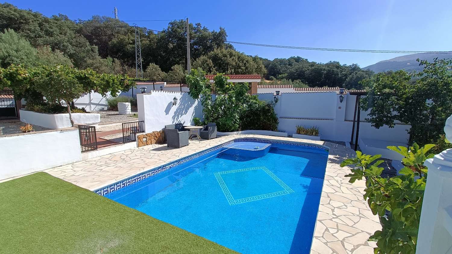 Maison de campagne individuelle de 5 chambres avec piscine et vue imprenable