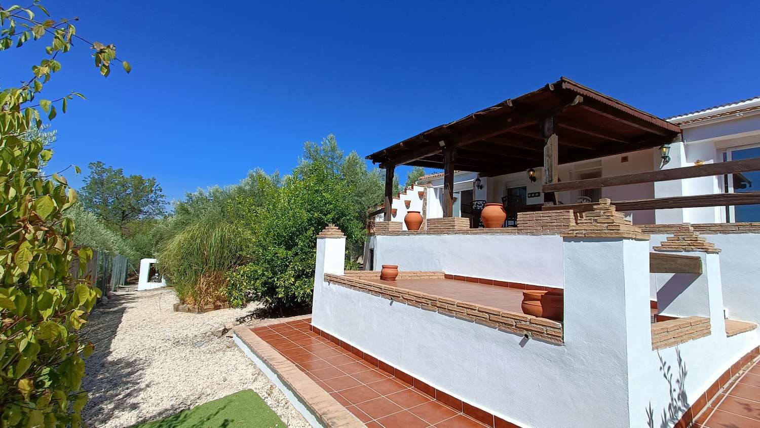 Freistehendes Landhaus mit 5 Schlafzimmern, Pool und herrlicher Aussicht