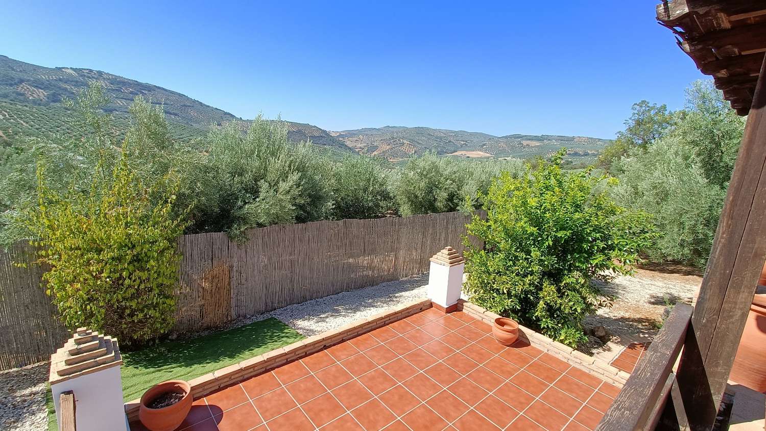 Freistehendes Landhaus mit 5 Schlafzimmern, Pool und herrlicher Aussicht