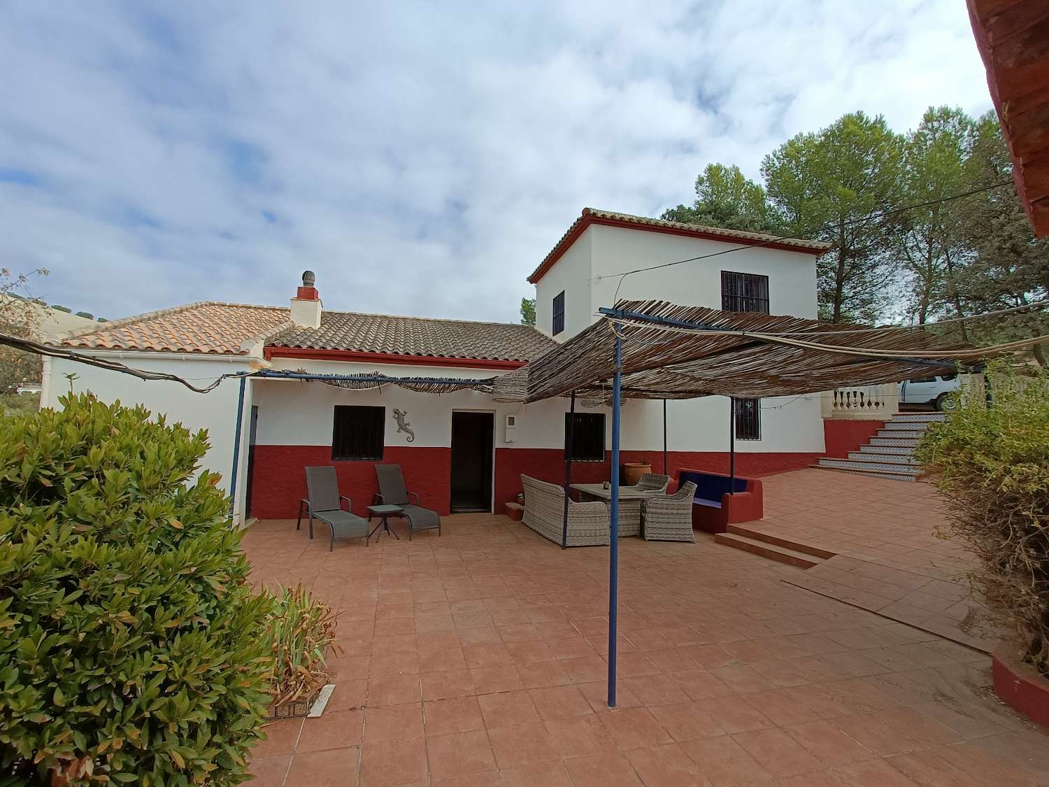 Detached country house with private pool and olive trees