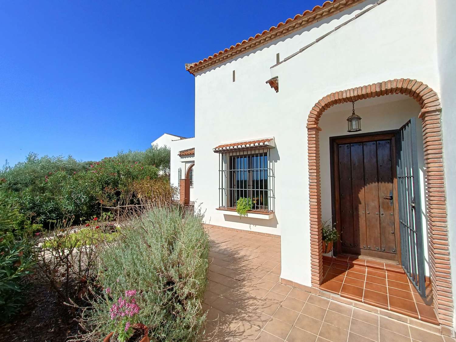 HIGH-QUALITY COUNTRY HOUSE, OLIVE GROVE AND FANTASTIC VIEWS