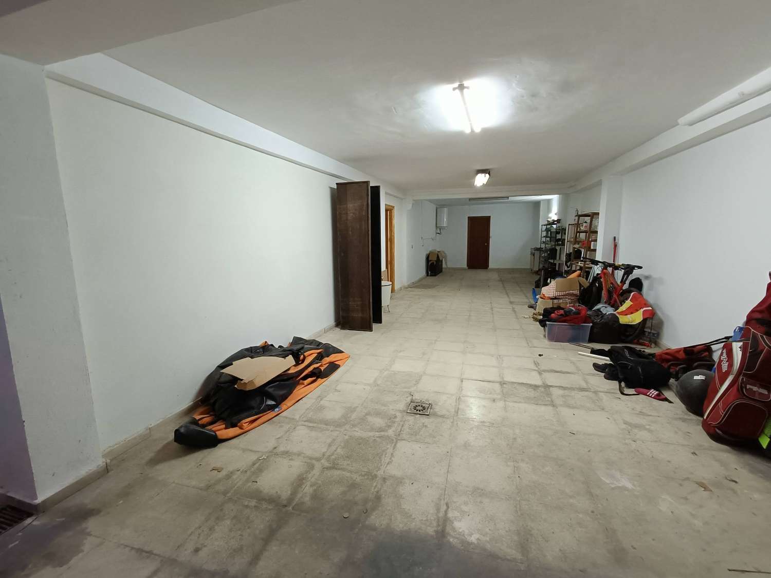 Casa a schiera con 6 camere da letto, locali commerciali e molto potenziale