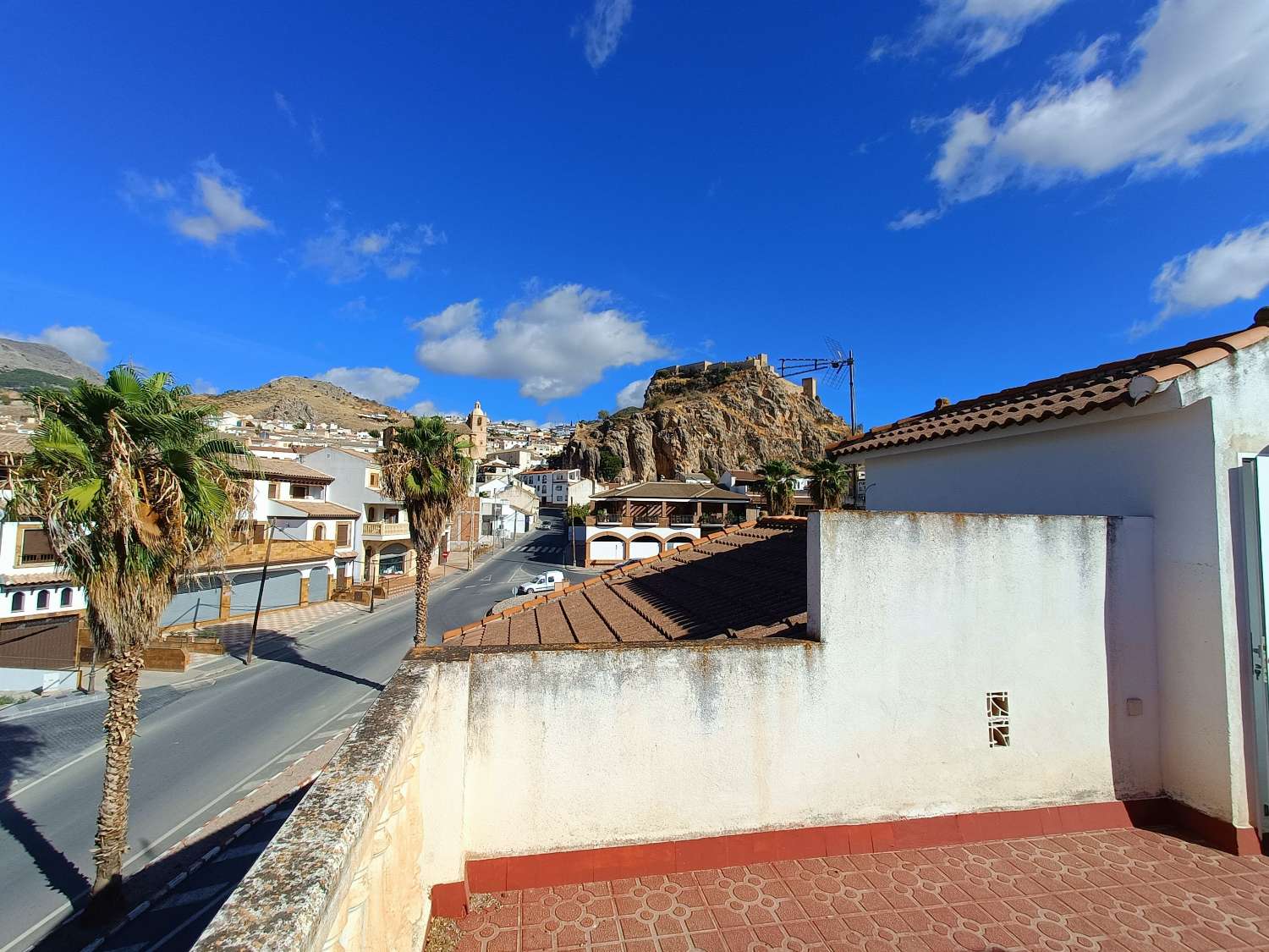 Casa adosada de 6 dormitorios con local comercial y mucho potencial.