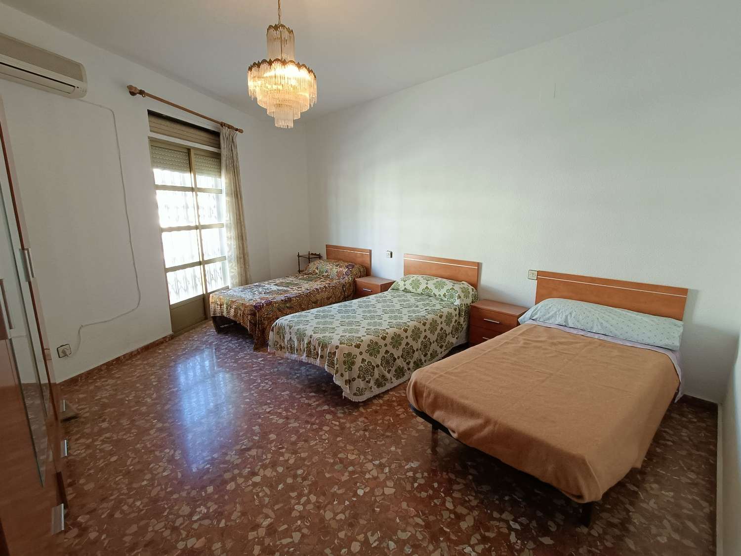 Casa a schiera con 6 camere da letto, locali commerciali e molto potenziale