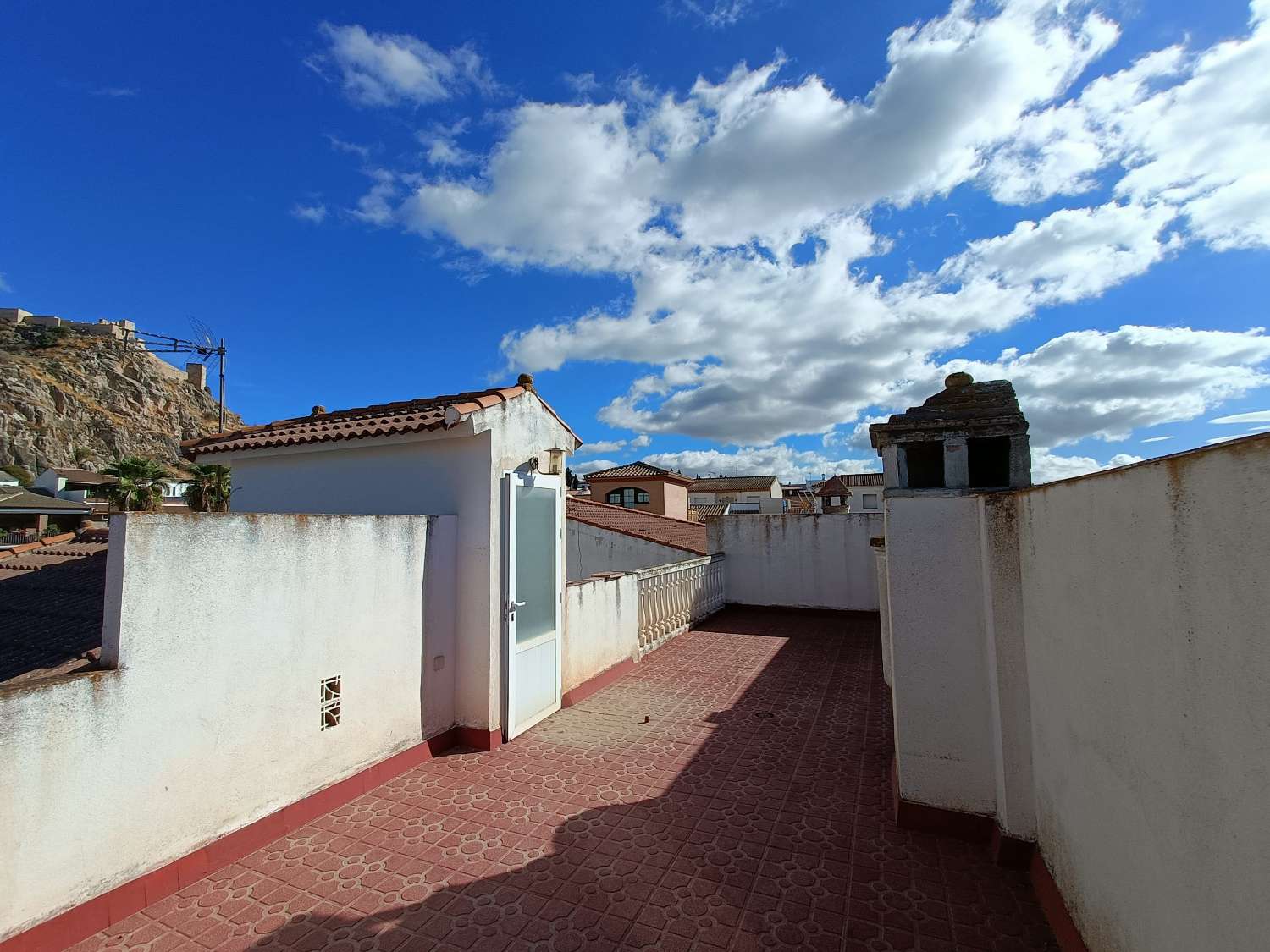 Casa adosada de 6 dormitorios con local comercial y mucho potencial.