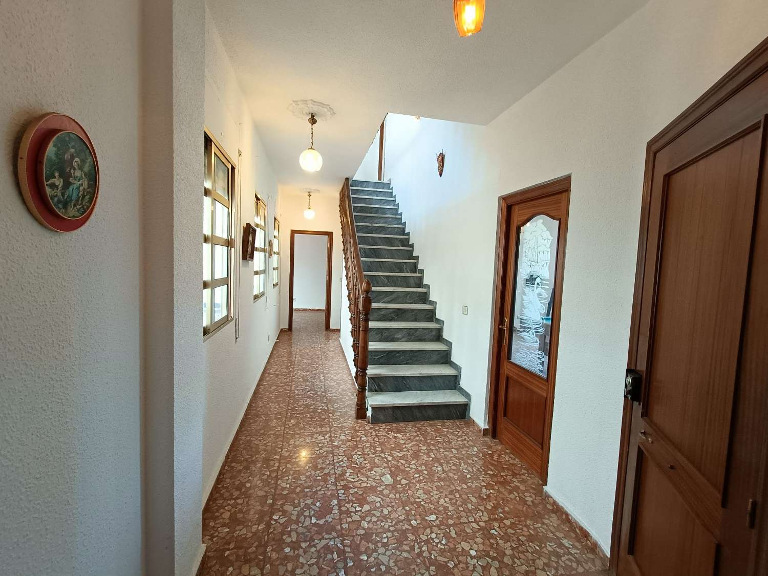 Casa a schiera con 6 camere da letto, locali commerciali e molto potenziale