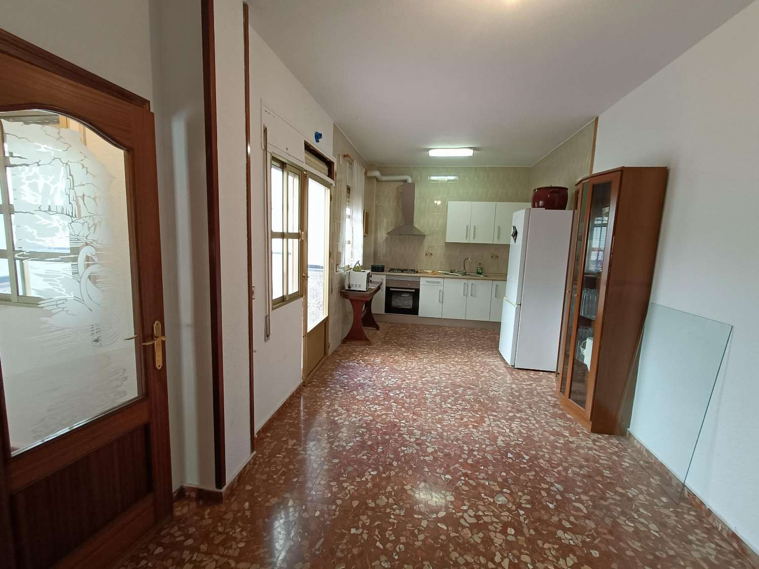 Casa a schiera con 6 camere da letto, locali commerciali e molto potenziale