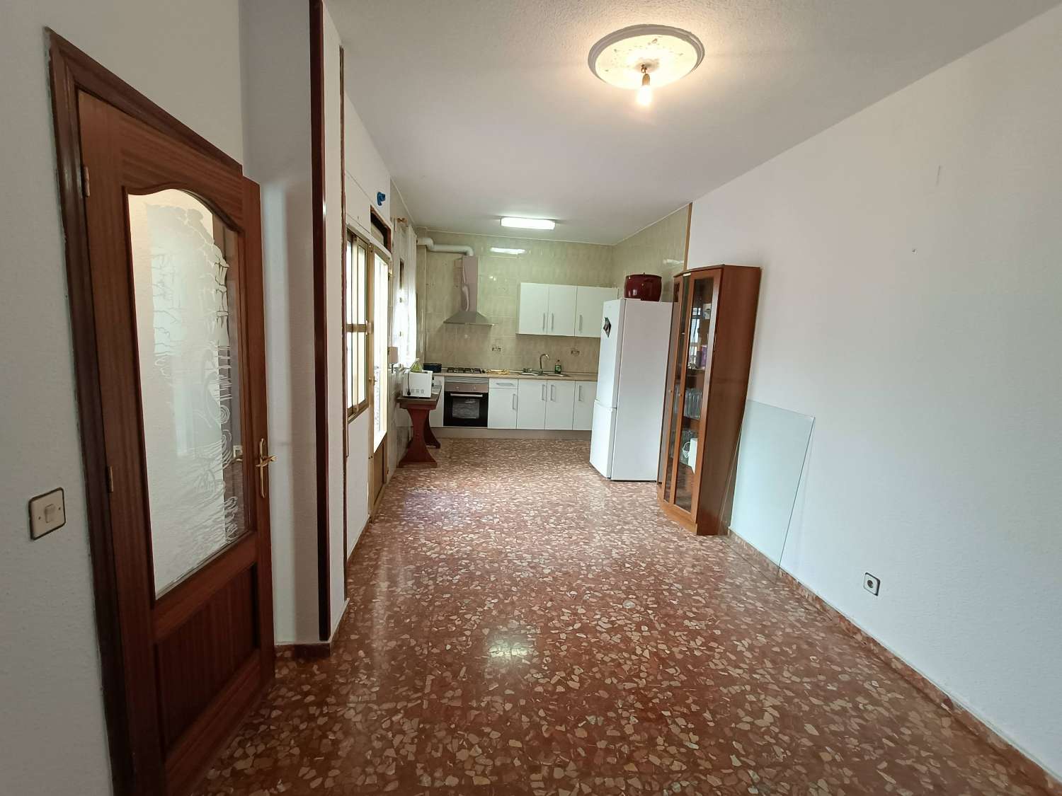 Casa adosada de 6 dormitorios con local comercial y mucho potencial.