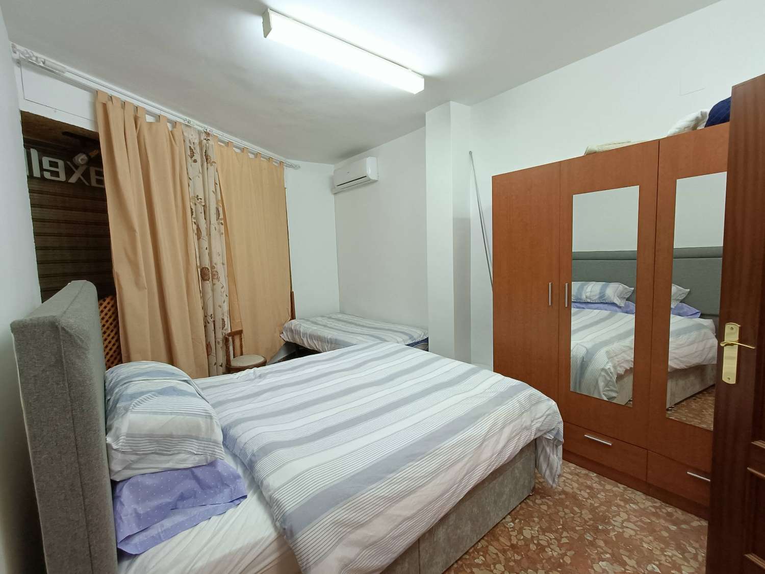 Casa a schiera con 6 camere da letto, locali commerciali e molto potenziale