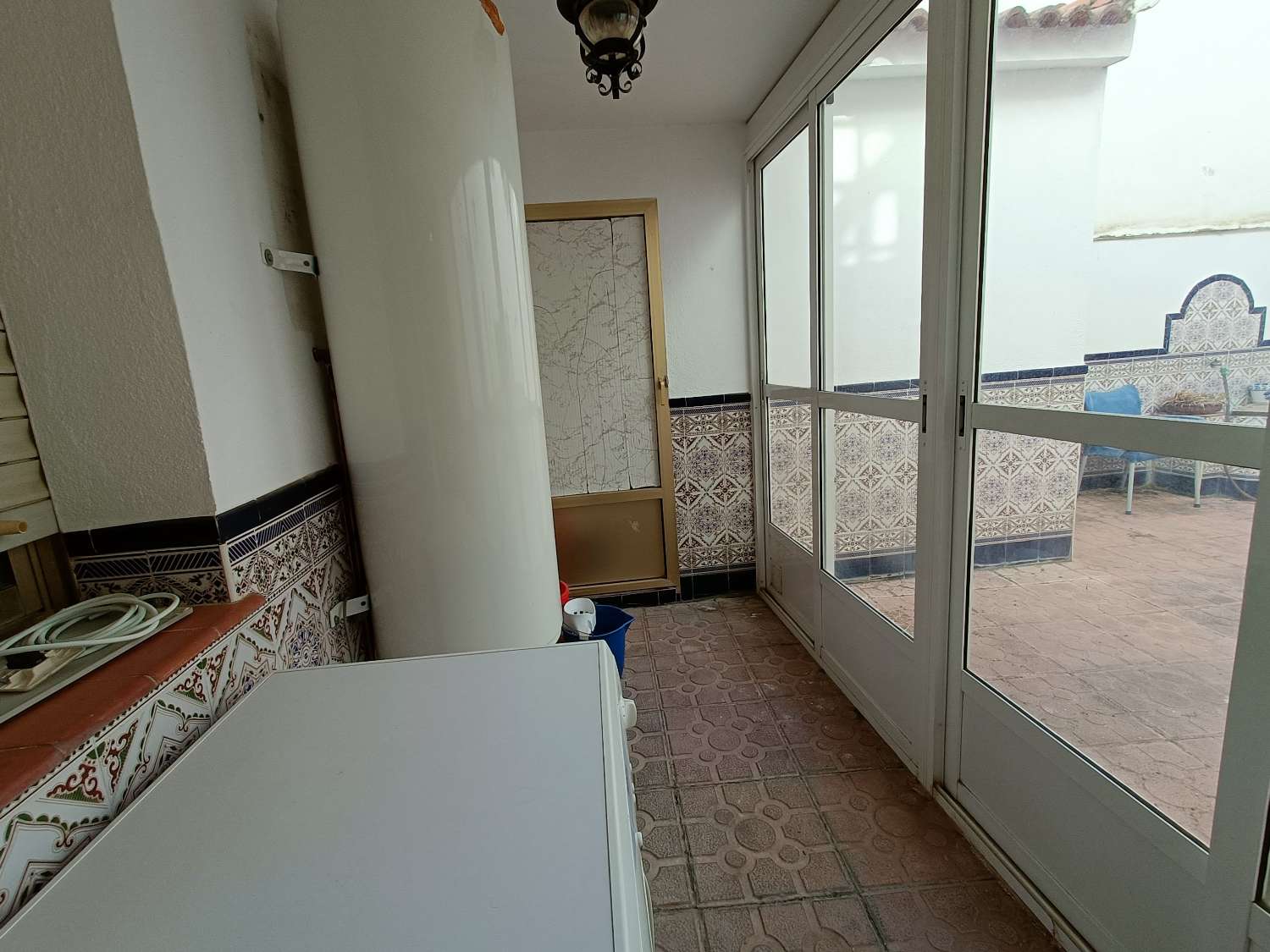 Casa adosada de 6 dormitorios con local comercial y mucho potencial.