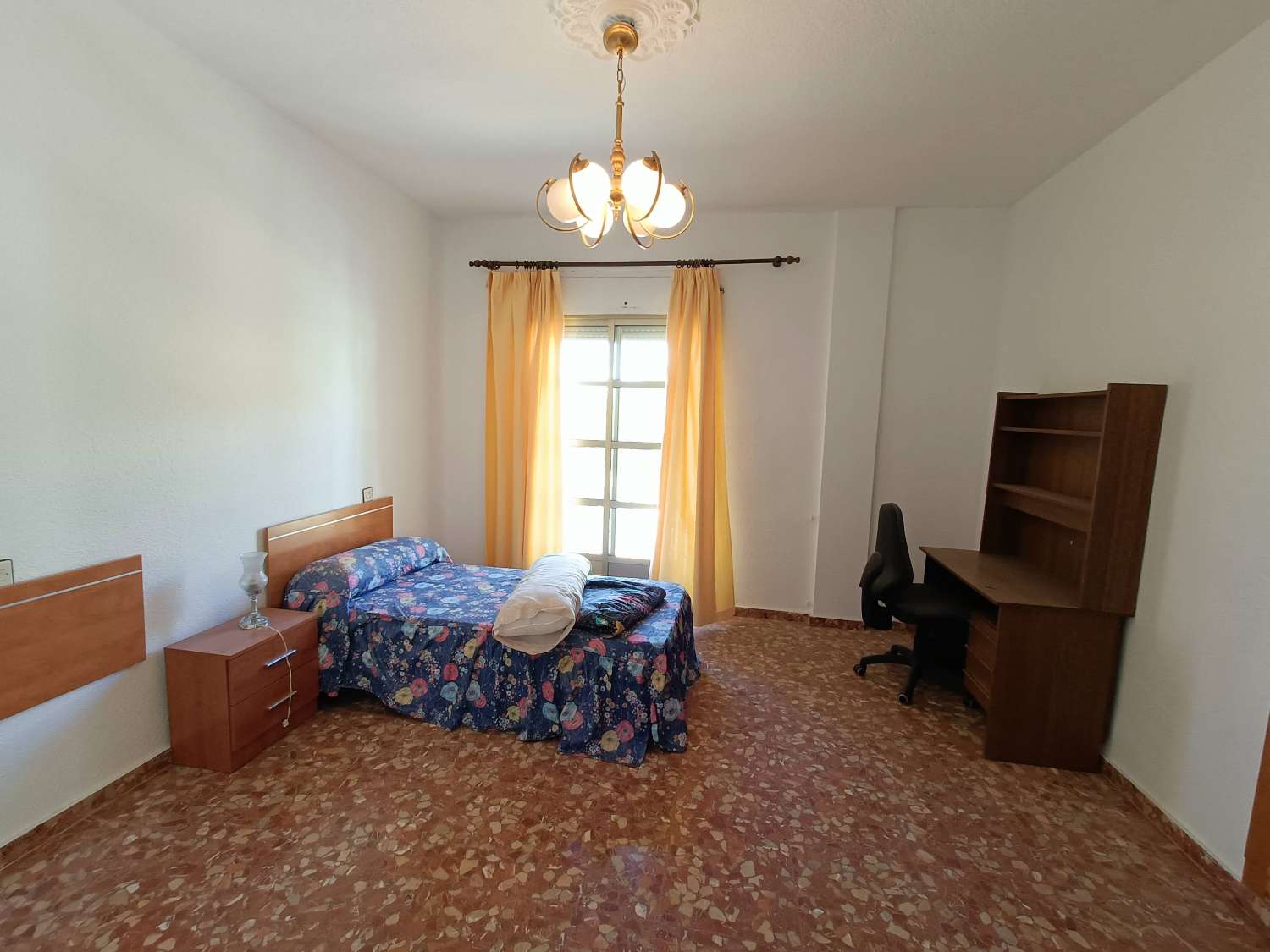 Casa a schiera con 6 camere da letto, locali commerciali e molto potenziale