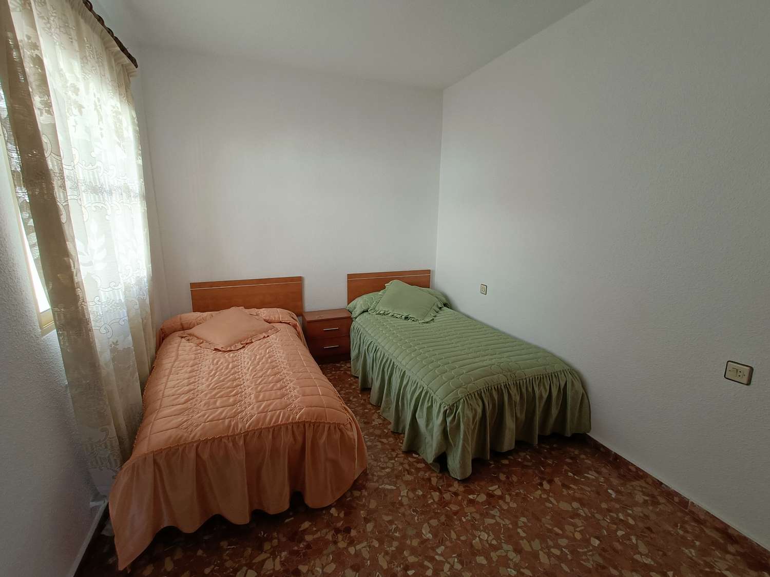 Casa a schiera con 6 camere da letto, locali commerciali e molto potenziale