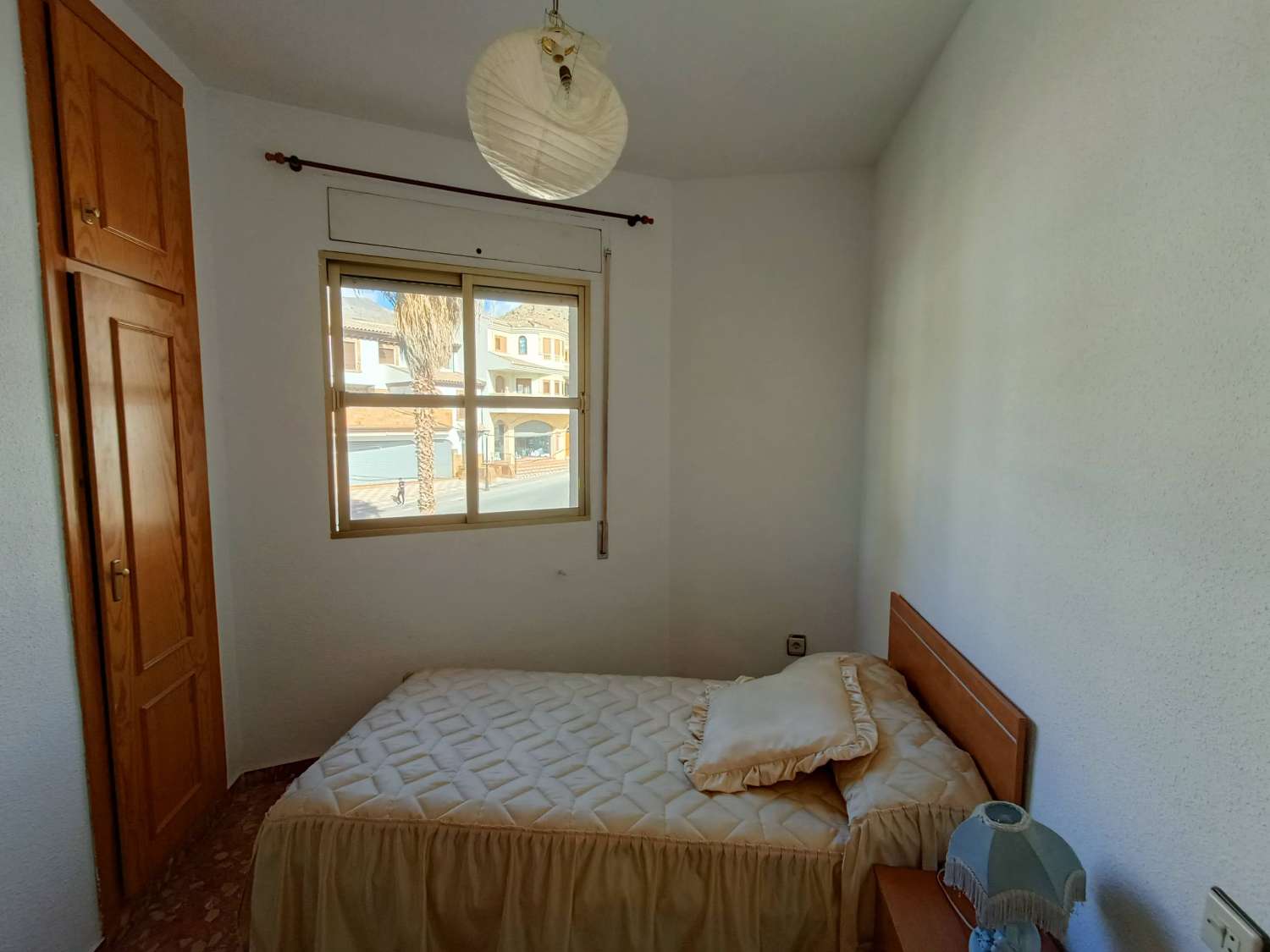 Casa a schiera con 6 camere da letto, locali commerciali e molto potenziale