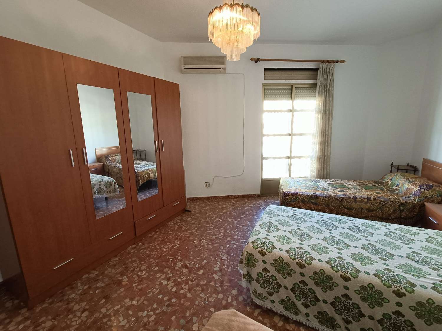 Casa a schiera con 6 camere da letto, locali commerciali e molto potenziale