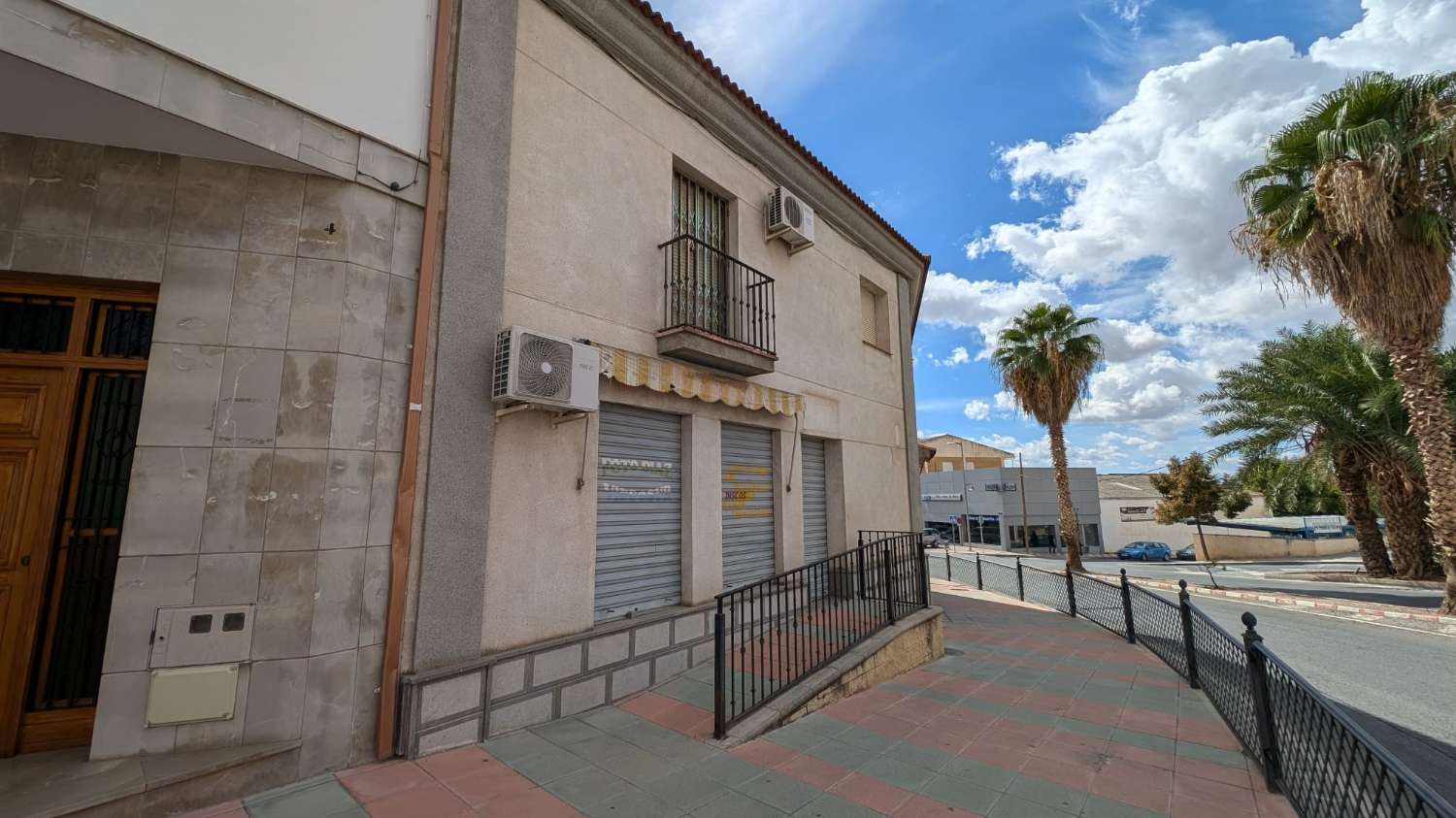 Casa adosada de 6 dormitorios con local comercial y mucho potencial.