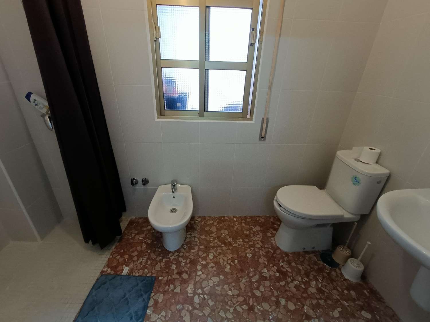 Casa a schiera con 6 camere da letto, locali commerciali e molto potenziale