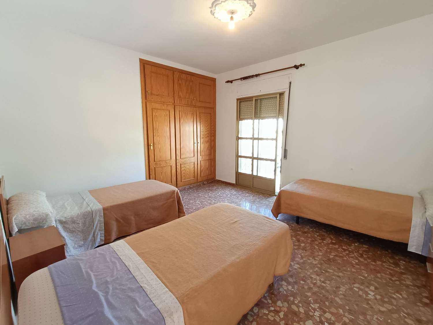 Casa a schiera con 6 camere da letto, locali commerciali e molto potenziale