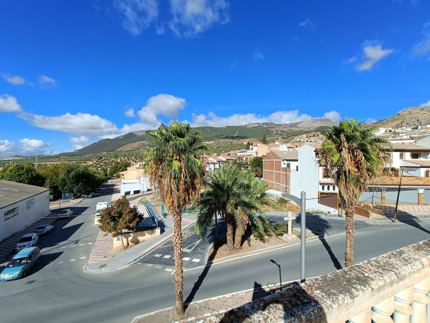 Casa adosada de 6 dormitorios con local comercial y mucho potencial.