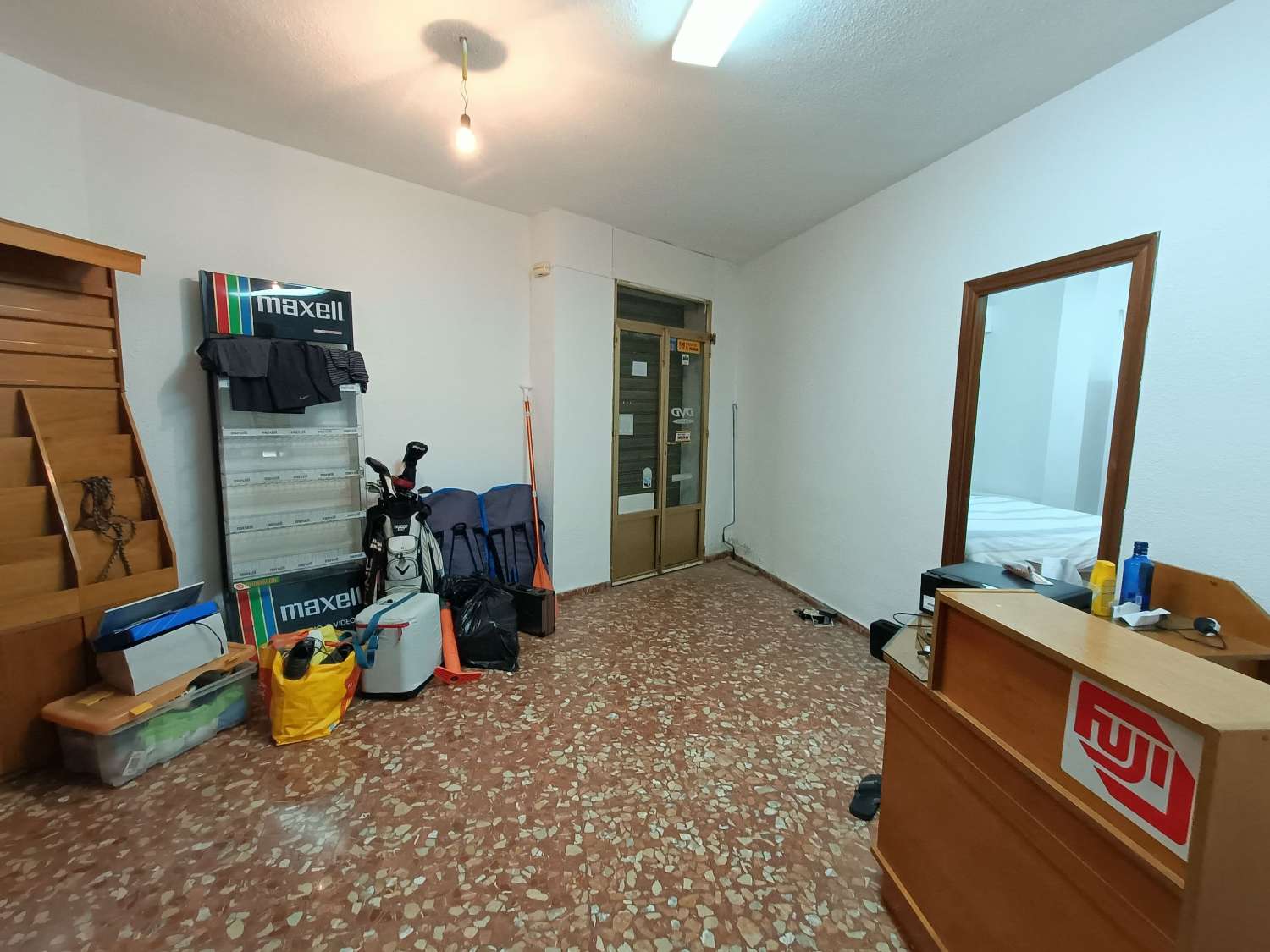 Casa a schiera con 6 camere da letto, locali commerciali e molto potenziale