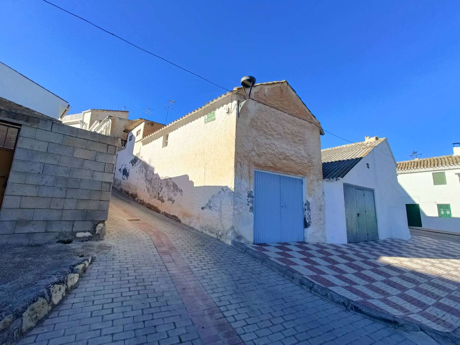 Maison de ville à réformer, avec patio et garage