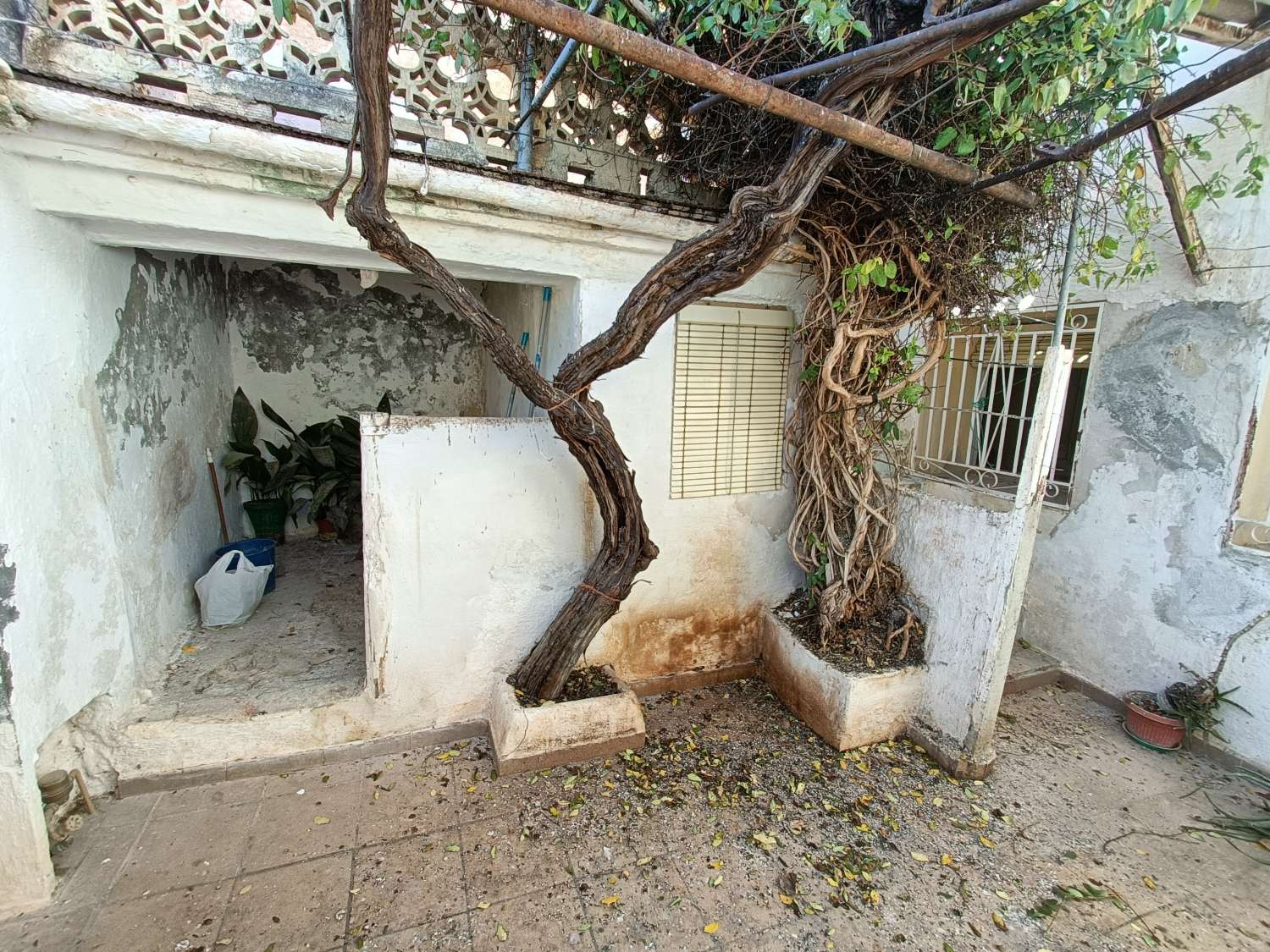 Maison de ville à réformer, avec patio et garage