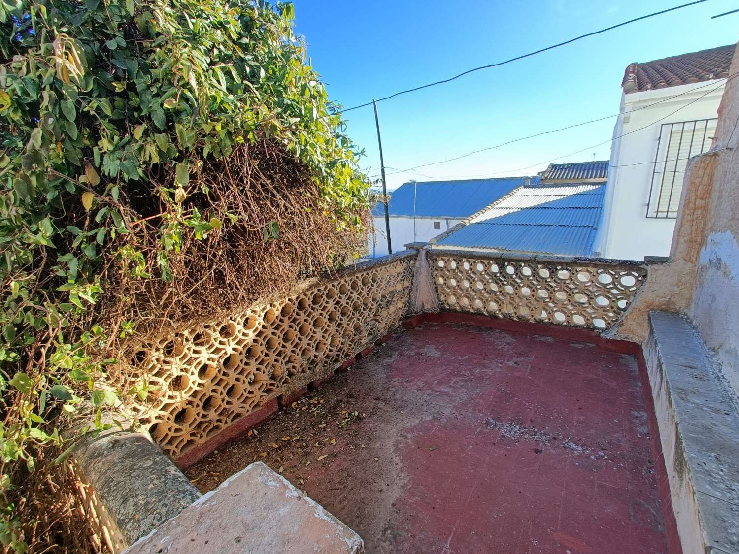 Maison de ville à réformer, avec patio et garage