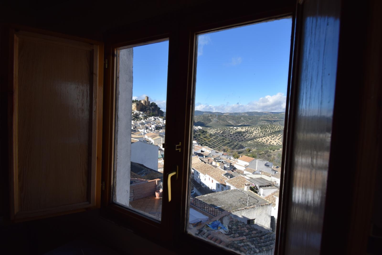 CASA DE 2/3 DORMITORIOS CON PATIO, TERRAZA Y MAGNÍFICAS VISTAS