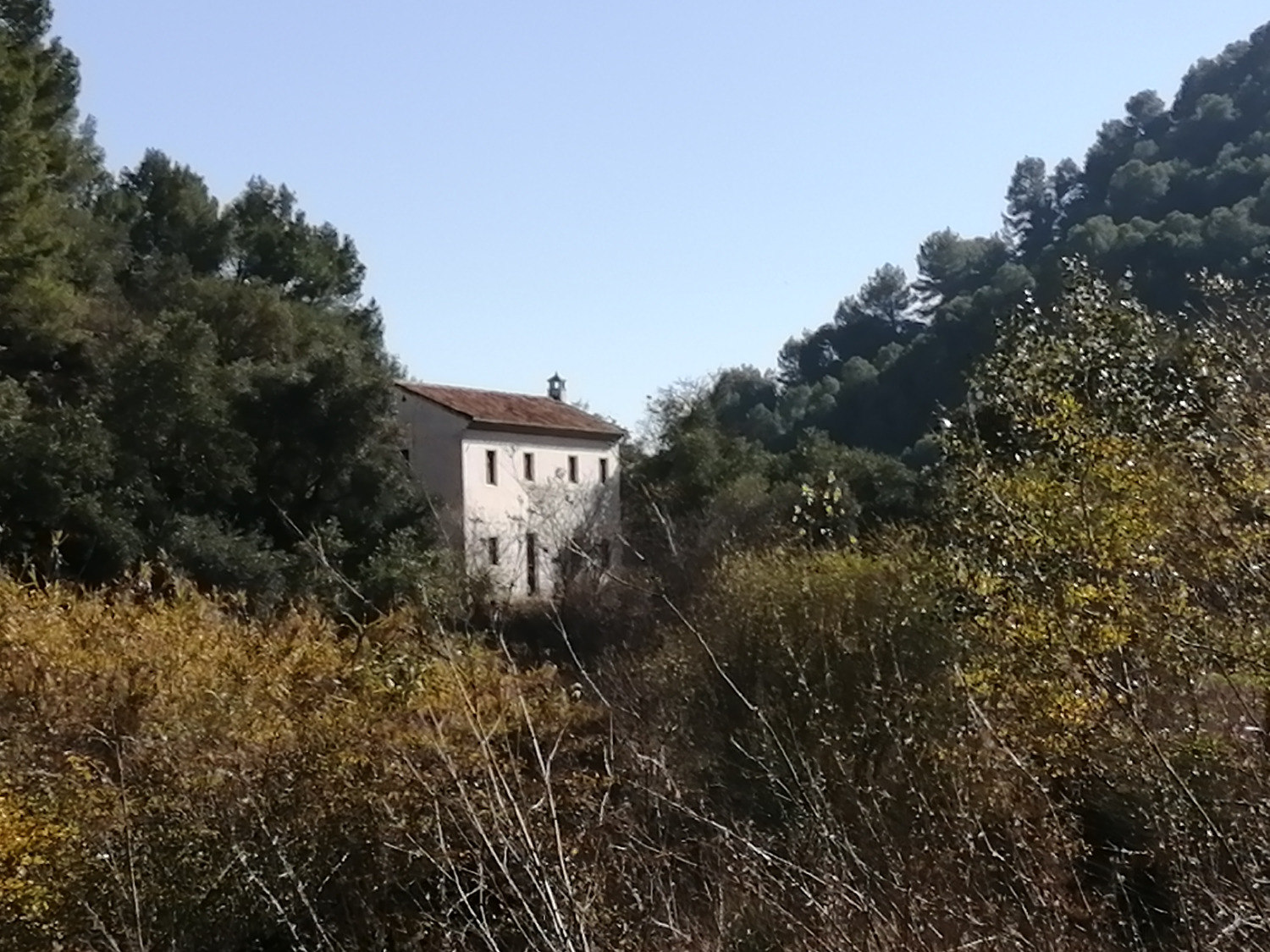 Maison de campagne hors réseau dans un bel endroit naturel